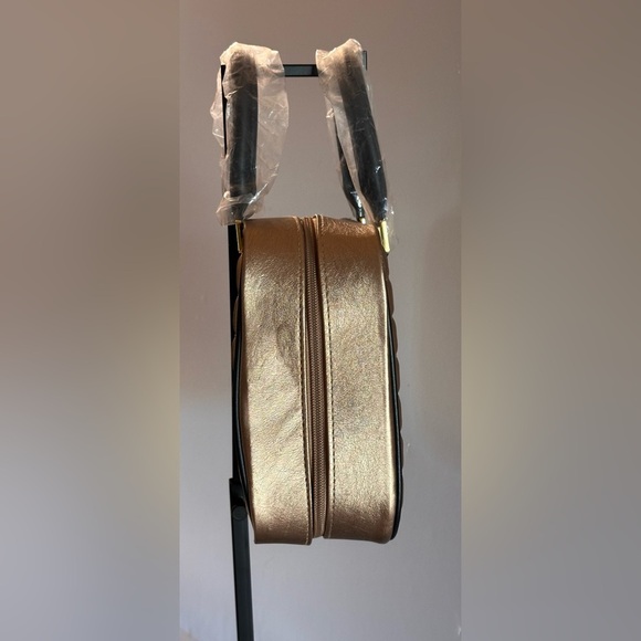 NWOT For Your Eases Only Cosmetic Make- Up Bag Gold Tone Quilted Gold Hardware - Picture 3 of 11